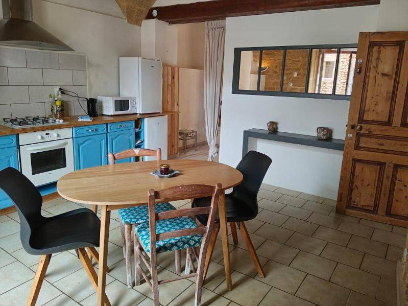 Appartement entier, One-Bedroom Apartment in Remoulins, Région de Nîmes