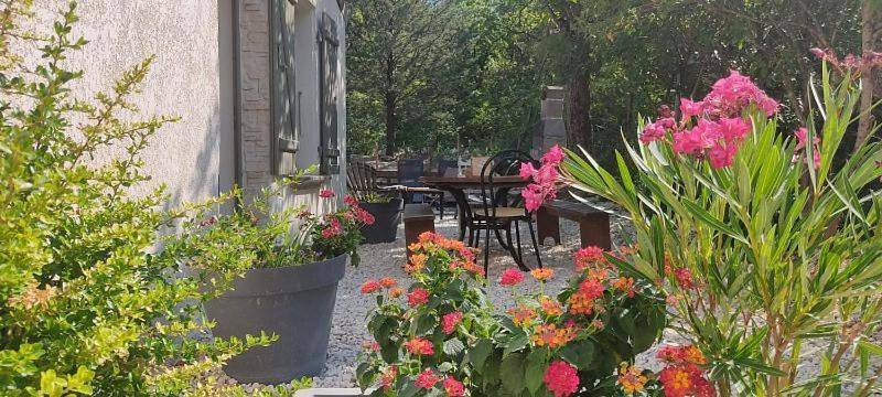 Location de vacances pour 4 personnes, avec terrasse ainsi que jardin et vue à Rochefort-en-Valdaine