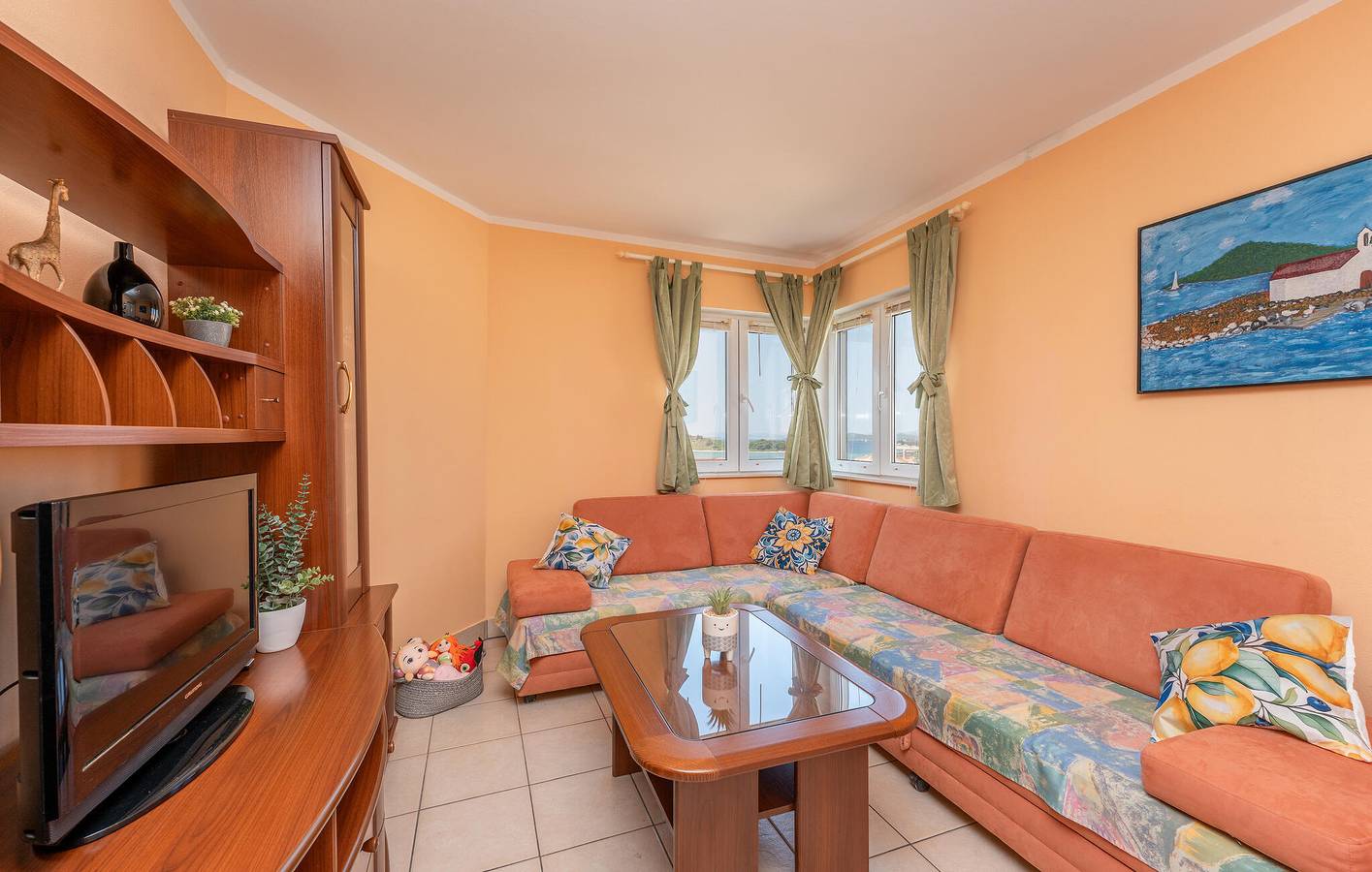 Ganze Ferienwohnung, Gemütliches Apartment mit Meerblick, Terrasse, WLAN und Parkplatz – 400 m vom Strand entfernt in Pakostane, Zadar