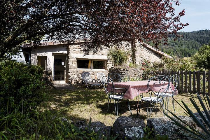Gîte pour 6 personnes, avec terrasse ainsi que jardin et piscine, animaux acceptés