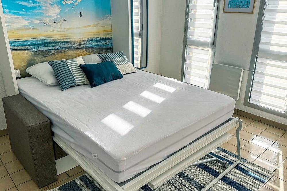 Entire apartment, Sea view studio near Trestel beach in Trévou-Tréguignec, Pink Granite Coast