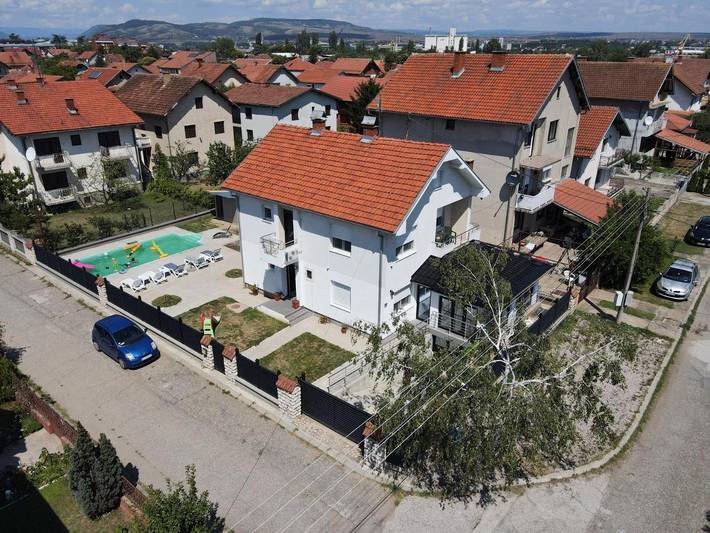 Location de vacances pour 8 personnes, avec piscine ainsi que jacuzzi et terrasse à Kladovo