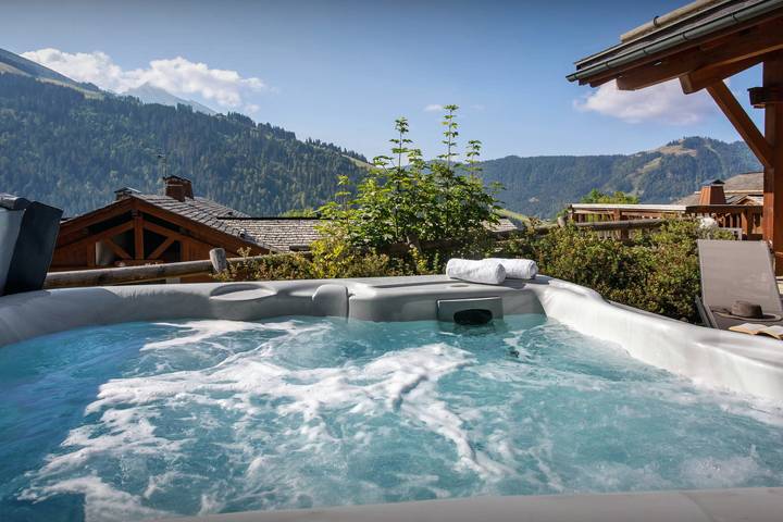 Chalet pour 8 personnes, avec Balcon et Jacuzzi ainsi que Terrasse et Jardin à La Clusaz