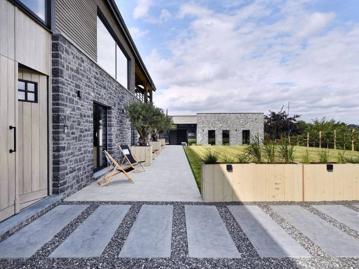 Location de vacances pour 12 personnes, avec terrasse et piscine ainsi que sauna et jardin dans Septon - 4