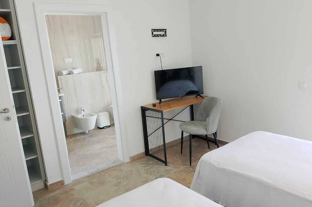 Vacation home Alessandro with whirlpool, directly by the sea in Lukovo Šugarje, Velebit Nature Park