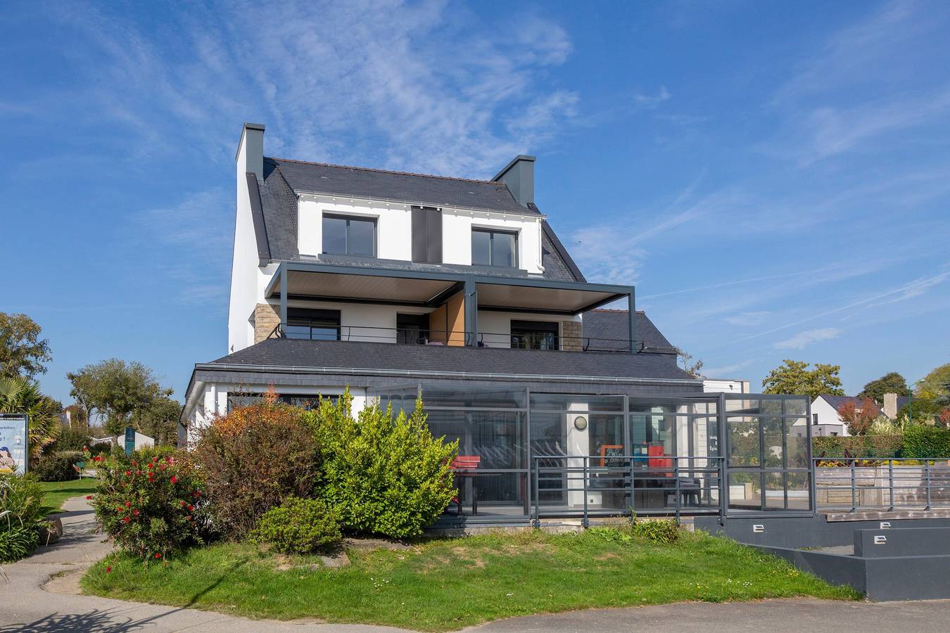 Ganze Wohnung, Appartement 'Le Guiriden' mit Meerblick, Gemeinschaftspool und Wlan in La Forêt-Fouesnant, Côte de Cornouaille
