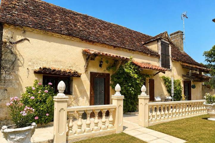 Location de vacances pour 4 personnes, avec vue ainsi que jardin et piscine à Liorac-sur-Louyre