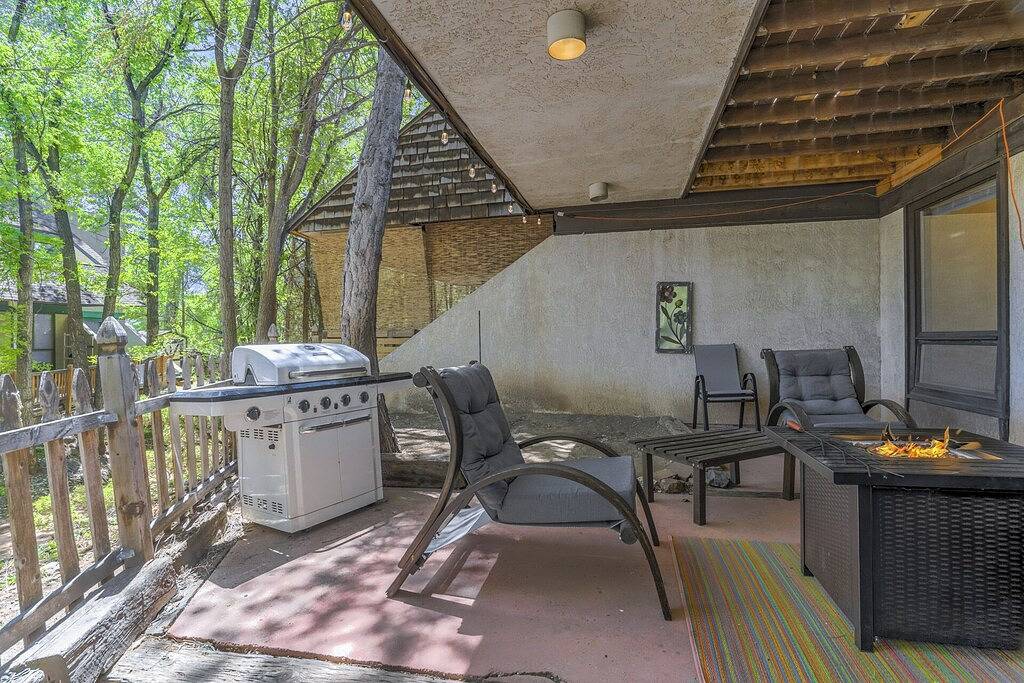 Walk to Garden of the Gods ☀ Propane Firepit & Fenced in Patio near Manitou in Colorado Springs, El Paso County (CO)