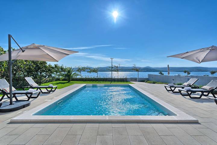 Villa pour 9 personnes, avec piscine et balcon à Turanj