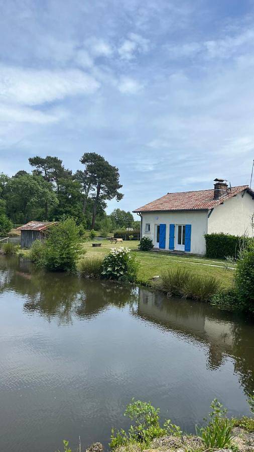 Location de vacances pour 6 personnes, avec jardin ainsi que vue sur le lac et vue à Geloux