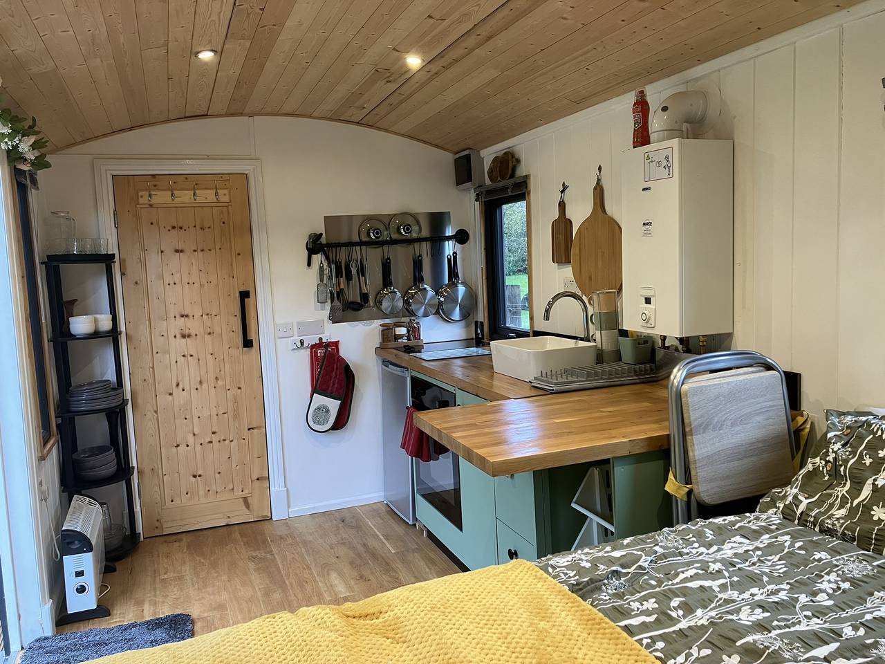 Transformed Railway Wagon- Sleeps2-Garden-Firepit in Brecon Beacons