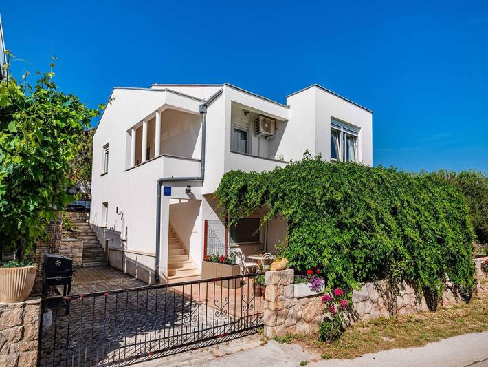 Ferienwohnung für 6 Personen, mit Pool und Balkon sowie Garten, mit Haustier in Jasenice