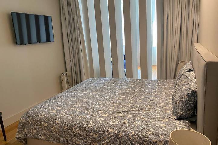 Appartamento intero, Spacious studio with WiFi, a king size bed, and a murphy bed in vibrant Porto in Miragaia (Porto), Distretto di Porto