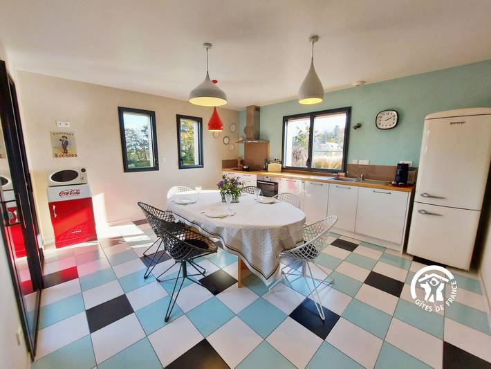 Gîte de luxe avec spa et étang privé pour la pêche in Ménil, Mayenne