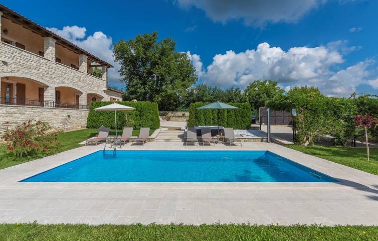 Ferienhaus für 8 Personen, mit Garten und Pool