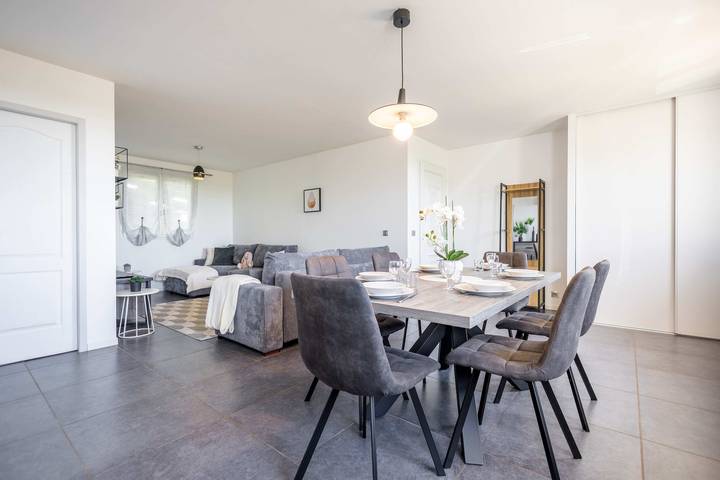 Apartamento entero, Air-conditioned apartment with outdoor space â Domaine Les Castans, between Agde and Pã©zenas in Bessan, Costa mediterránea (Francia)