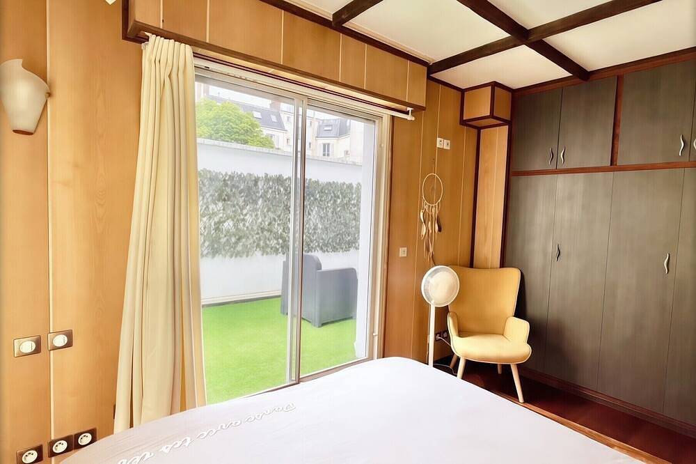 Entire apartment, 2 bedrooms-3 beds-120m2- Terrace & Parking Near La Defense and Champs Elysees in Neuilly-sur-Seine, Hauts-de-Seine