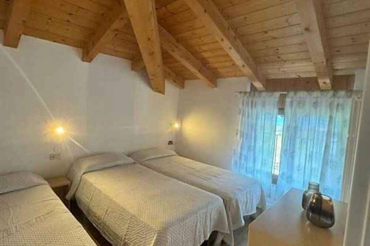 Ganze Wohnung, Ferienwohnung mit Pool und Bergblick in Mezzolago, Ledro