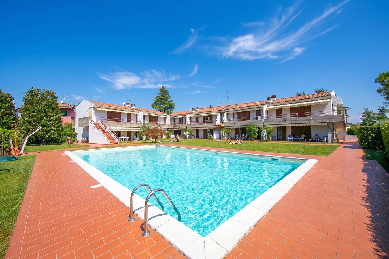 Ganze Wohnung, Cinzia Apartment Front Beach- Pool, Garage & Terrace in Colombare, Sirmione