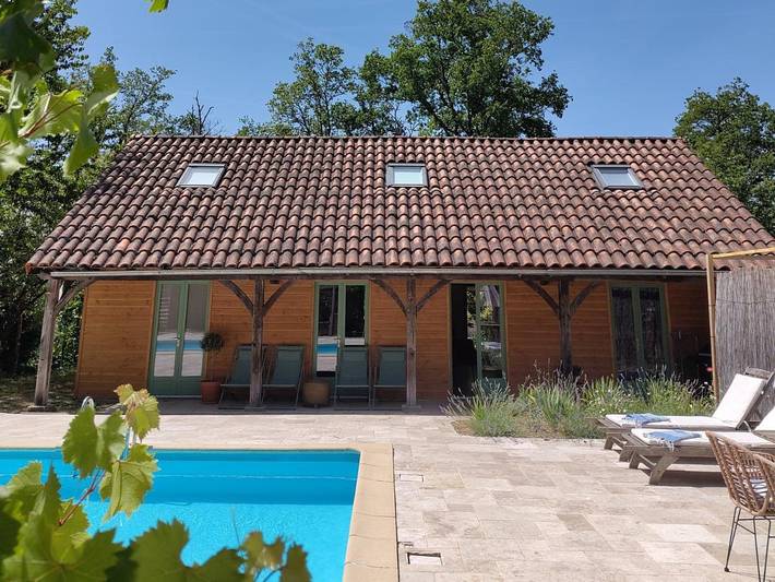 Location de vacances pour 8 personnes, avec Terrasse ainsi que Jardin et Piscine à Abjat-sur-Bandiat