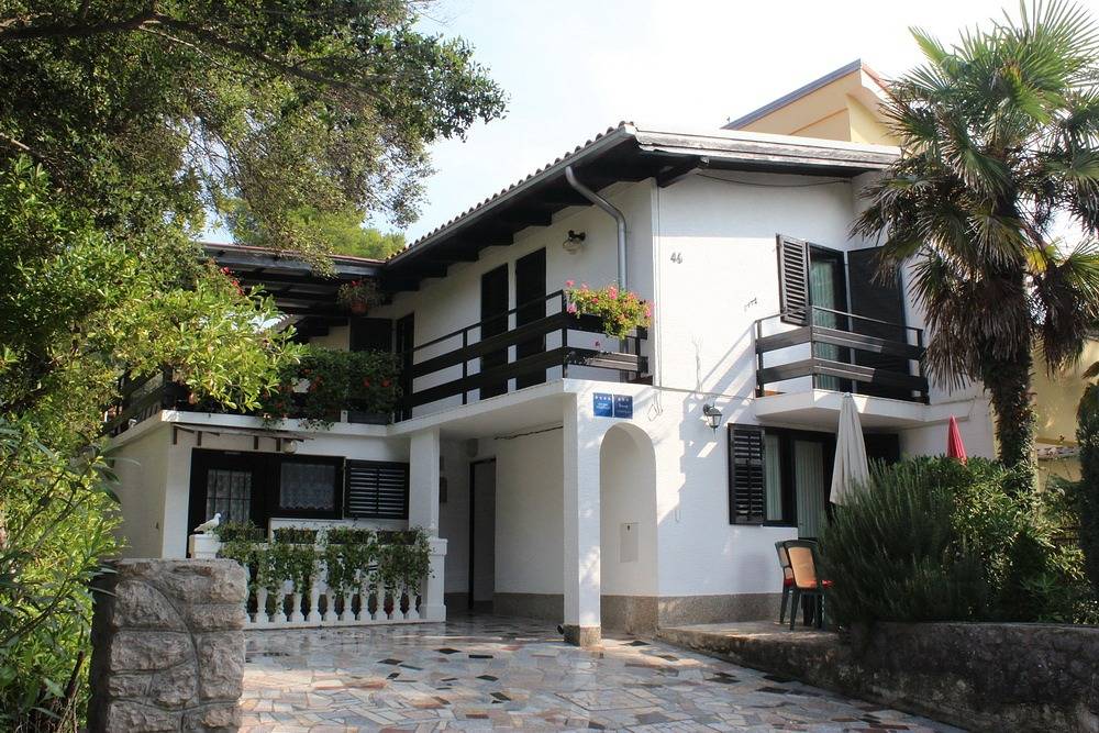 Entire apartment, Two bedroom apartment with terrace Artatore (Lošinj) A-5377-a in Aratore, Kvarn Islands