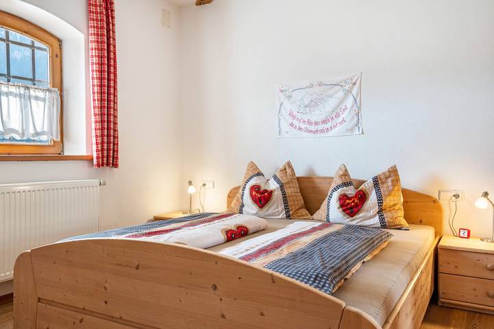 Entire apartment, Holiday Apartment "Thomasegg Hof Linde" with Mountain View, Shared Garden & Wi-Fi in Sarnvalley, Sarntal Alps