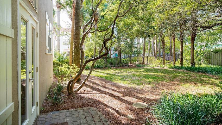 Vacation house for 10 people, with hot tub and balcony as well as yard and pool in Miramar Beach