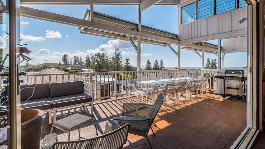 Holiday home for 10 people, with pool and balcony in Yamba