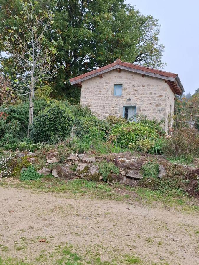 Gîte pour 2 personnes, avec jardin et piscine ainsi que vue et terrasse à Lachaux