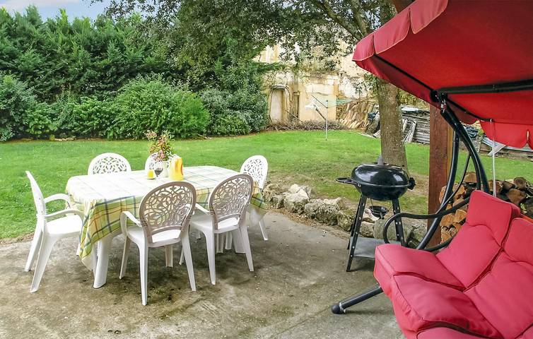 Cozy Apartment with Garage, Garden & WiFi in Montpeyroux, Périgord Pourpre