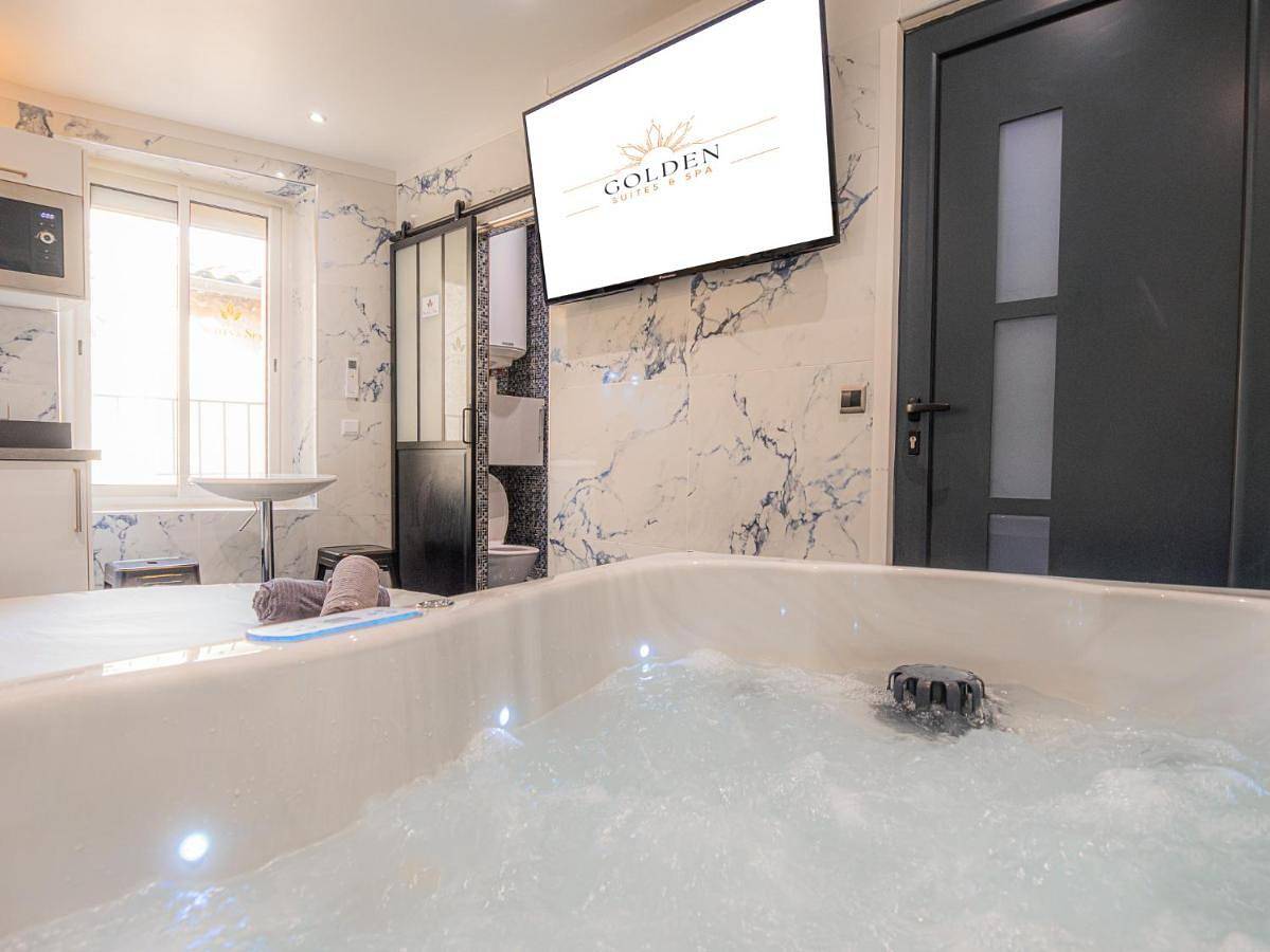 Le Saphir Spa & Jacuzzi in Manosque, Parc naturel régional du Luberon