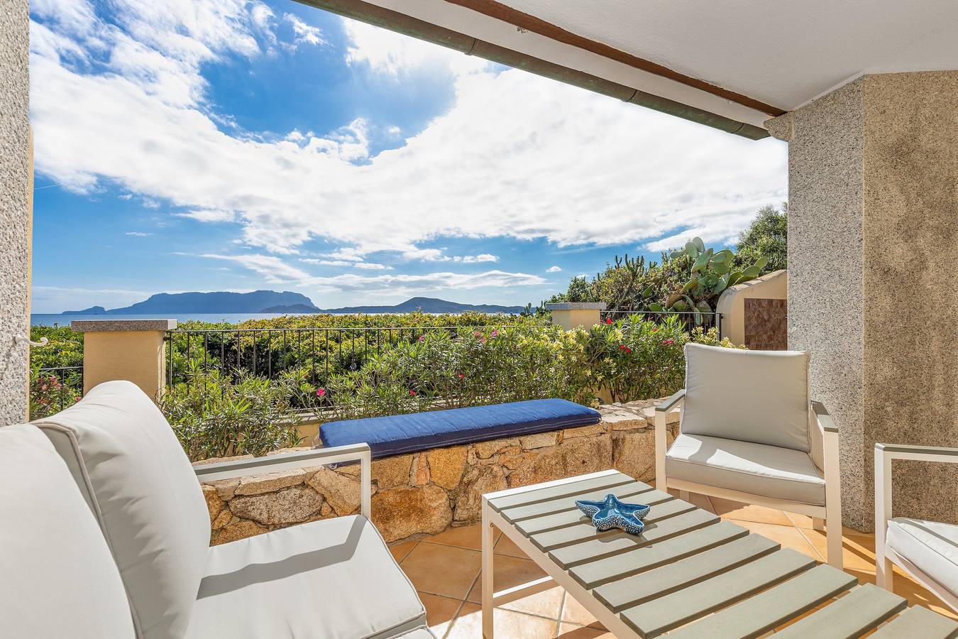 Apartamento inteiro, Villa Terrazza sobre Tavolara com vista mar, Wi-Fi, jardim e terraço in Pittulongu, Costa Esmeralda