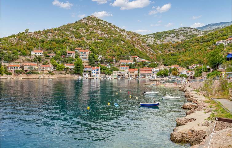 Gemütlich, 2 km zum Strand: Modernes Apartment mit Terrasse und Annehmlichkeiten in Jablanac, Naturpark Velebit