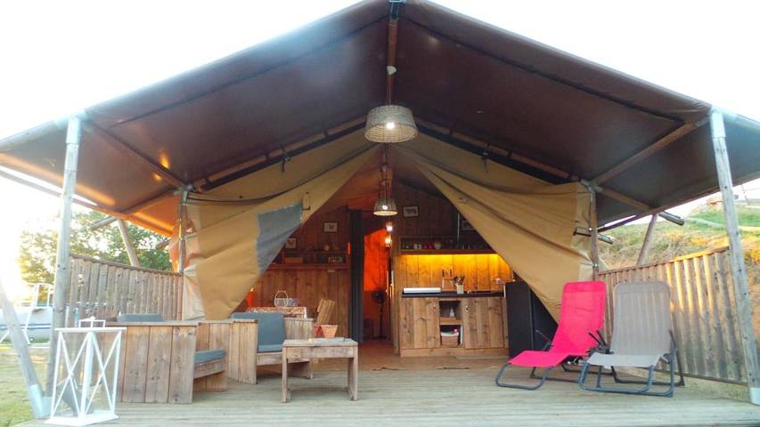 Gîte pour 5 personnes, avec Terrasse et Jardin ainsi que Piscine et Vue sur le lac à Monprimblanc