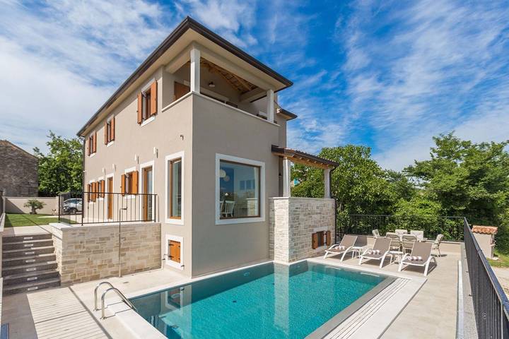 Ferienhaus für 8 Personen, mit Pool und Garten
