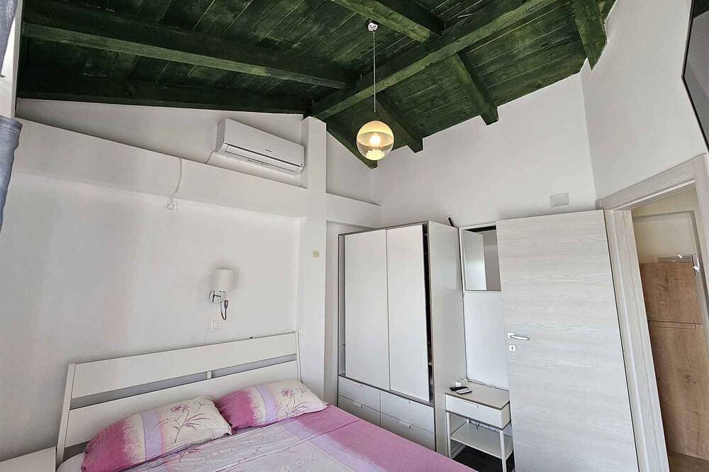 Ferienhaus mit Terrasse für 2 Personen in Malinska-Dubašnica, Krk