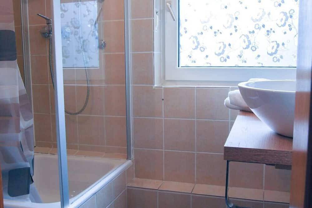 Quiet, spacious room, priv. Bathroom, spring water in Traben-Trarbach, Région de Bernkastel-Kues