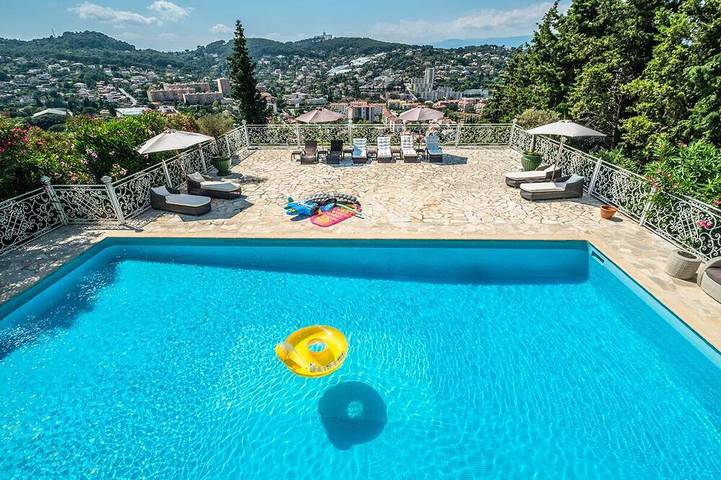 Maison de vacances pour 12 personnes, avec piscine ainsi que jardin et jacuzzi à Vallauris
