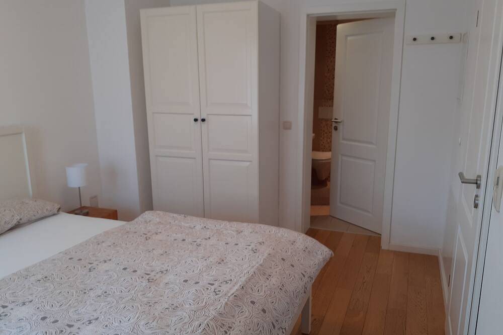 Ganze Wohnung, 30qm, Ferienwohnung mit sep. Schlafzimmer, Umlaufbalkon in Prien am Chiemsee, Chiemsee