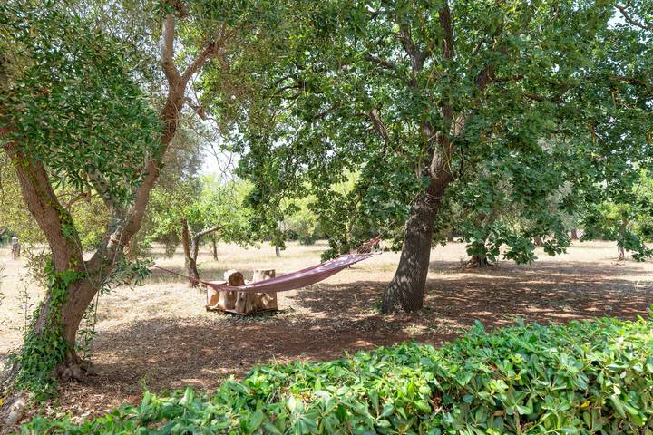 Entire studio, Studio Apartment 'Room in Villa Gianfreda' with Shared Pool, Wi-Fi and Air Conditioning in Ceglie Messapica, Salento