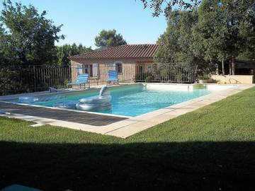 Gîte pour 2 personnes, avec jardin ainsi que terrasse et piscine à Néoules