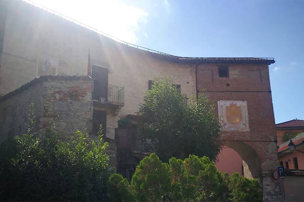 Appartement entier, Former military outpost watchtower at the entrance to the village. in Castelletto d'Orba, Province d'Alexandrie