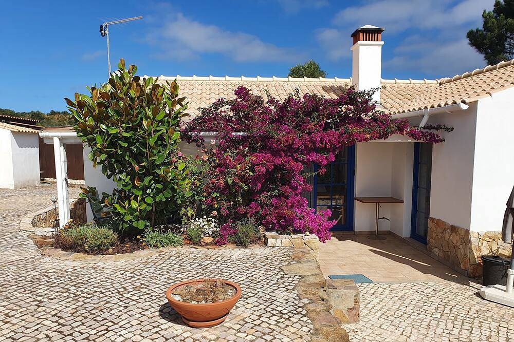 Holiday home with garden and pool, quietly located in a nature reserve in Bordeira, Naturpark Südwest-Alentejo und Costa Vicentina