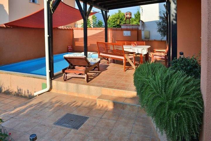 Ferienwohnung für 4 Personen, mit Pool und Garten sowie Balkon in Tribunj