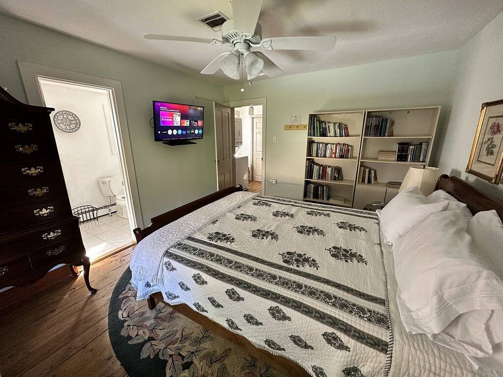 Peaceful home on the Nj Delaware canal tow path, blocks away to town. in Hunterdon County