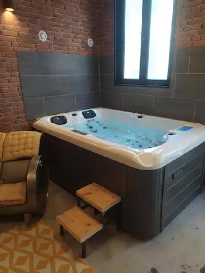Gîte pour 4 personnes, avec sauna et jacuzzi, animaux acceptés à Mensignac