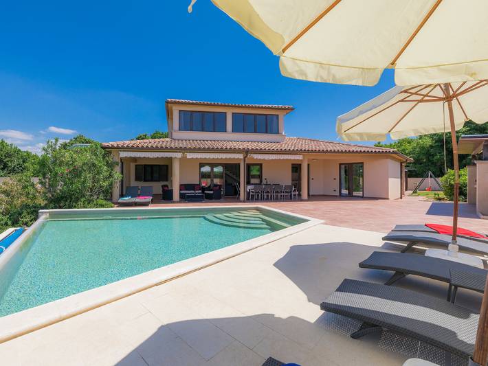 Ferienhaus für 10 Personen, mit Pool und Garten in Sisan