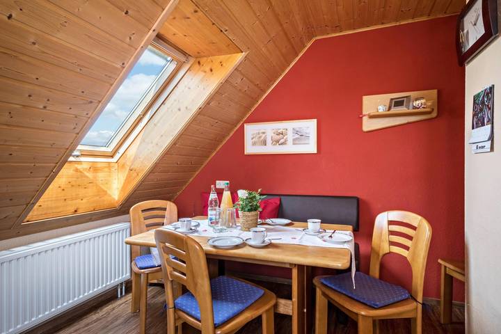 Ganze Wohnung, Gemütliche Ferienwohnung "Dachsberg Maisonette" mit Gemeinschaftsgarten und WLAN in Bermatingen, Region Bodensee-Oberschwaben