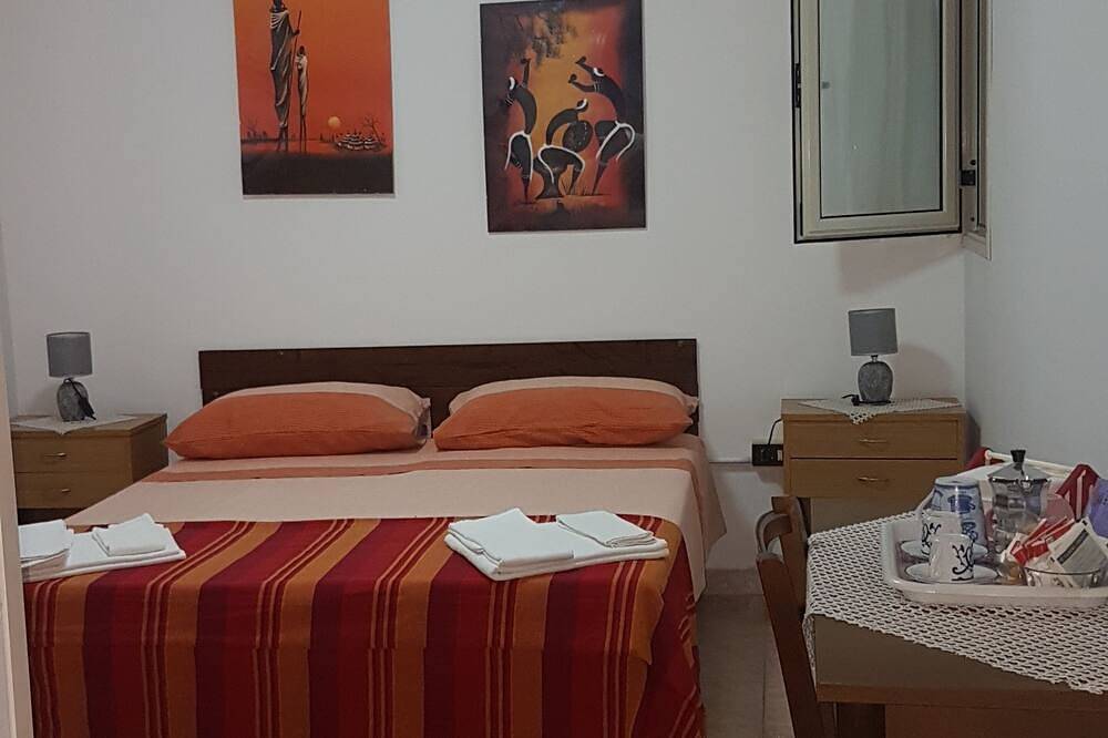 Room with private bath near Gallipoli, patio, separate entrance. in Taviano, Golf von Tarent