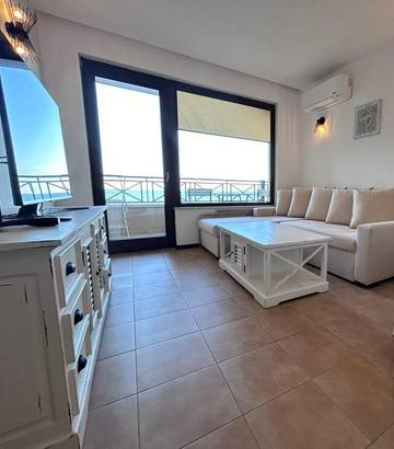 Ferienwohnung für 4 Personen, mit Terrasse und Pool sowie Ausblick, mit Haustier am Goldstrand